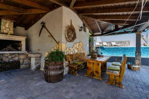 Apartment Roko With Private Swimming Pool