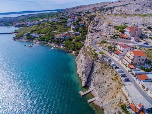 Hostal Beautiful Beachfront Apartments Komesic