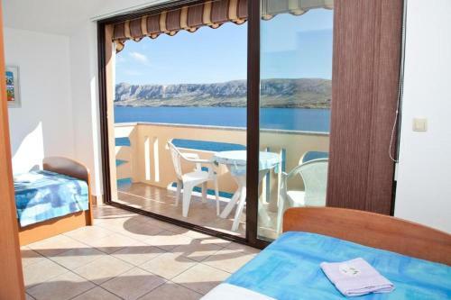 Hostal Beautiful Beachfront Apartments Komesic