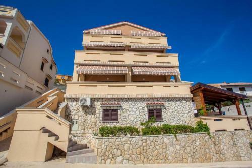 Hostal Beautiful Beachfront Apartments Komesic