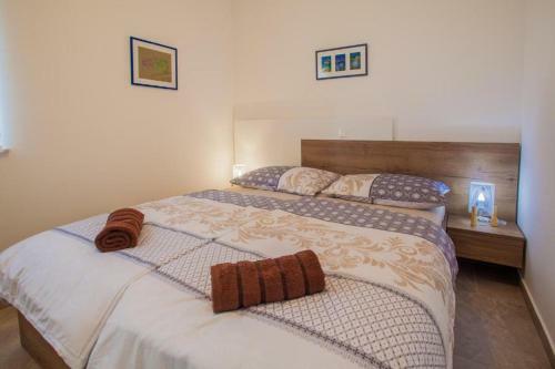 Hostal Beautiful Beachfront Apartments Komesic