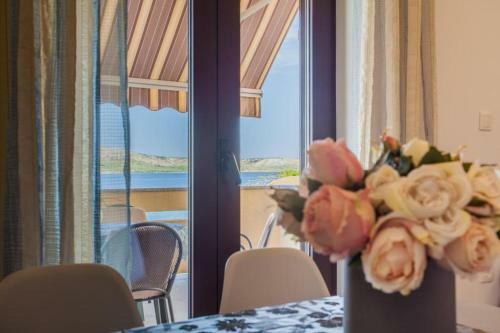 Hostal Beautiful Beachfront Apartments Komesic