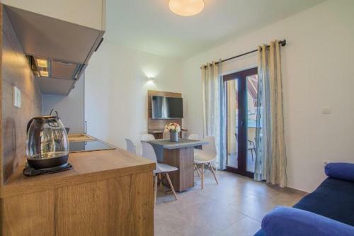 Hostal Beautiful Beachfront Apartments Komesic