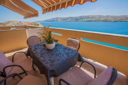 Hostal Beautiful Beachfront Apartments Komesic