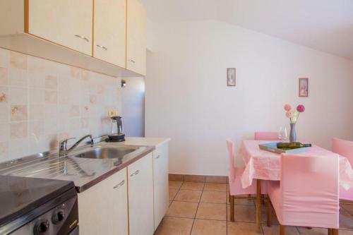 Hostal Beautiful Beachfront Apartments Komesic