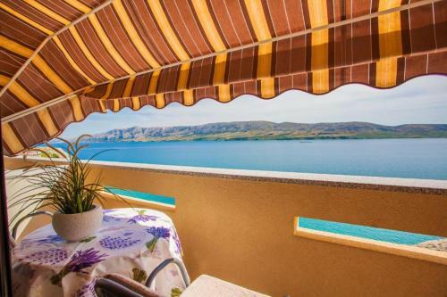 Hostal Beautiful Beachfront Apartments Komesic