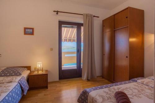 Hostal Beautiful Beachfront Apartments Komesic