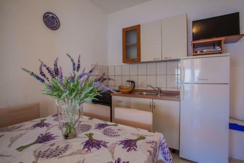 Hostal Beautiful Beachfront Apartments Komesic