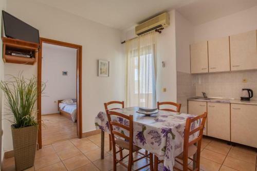 Hostal Beautiful Beachfront Apartments Komesic