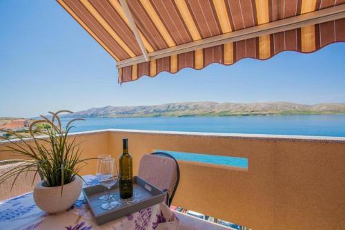 Hostal Beautiful Beachfront Apartments Komesic