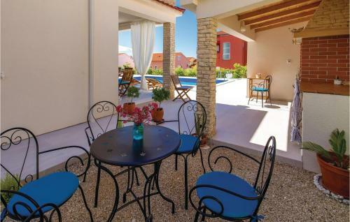 Three-bedroom Apartment In Barbat