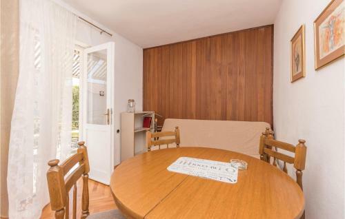 Three-bedroom Apartment In Biograd