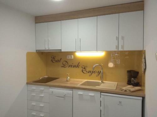 Apartments Lemar - Parking & Grill