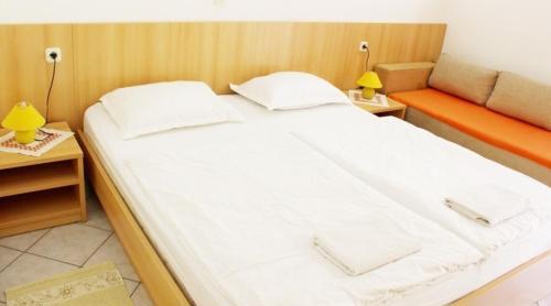 Apartment In Brist With Balcony, Air Condition, Wifi (3772-6)
