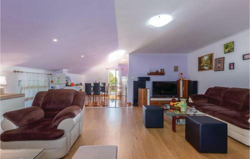 Three-bedroom Apartment In Bribir