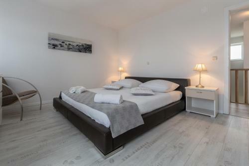 Villa Deni - Four Bedroom Villa With Pool