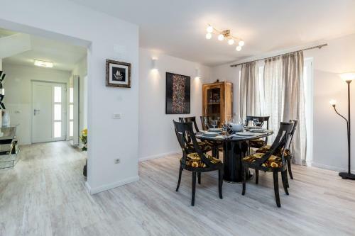 Villa Deni - Four Bedroom Villa With Pool