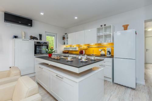 Villa Deni - Four Bedroom Villa With Pool