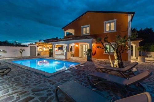 Villa Deni - Four Bedroom Villa With Pool