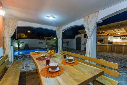 Villa Deni - Four Bedroom Villa With Pool