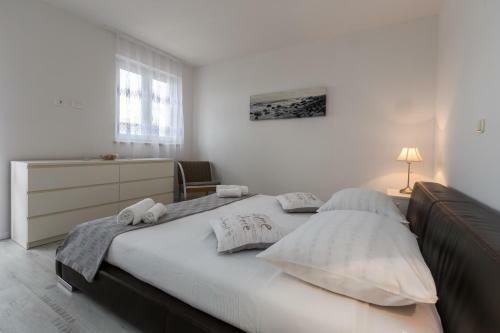 Villa Deni - Four Bedroom Villa With Pool