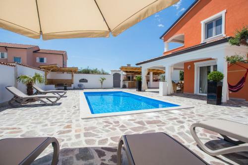 Villa Deni - Four Bedroom Villa With Pool