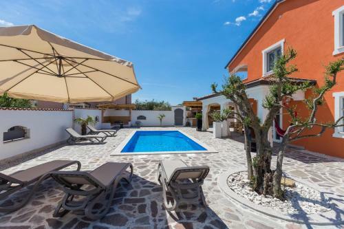 Villa Deni - Four Bedroom Villa With Pool