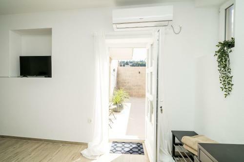Hostal Residence & Pool Villa Schwarz Suites