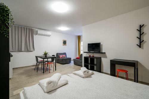 Hostal Residence & Pool Villa Schwarz Suites