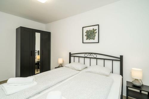 Hostal Residence & Pool Villa Schwarz Suites