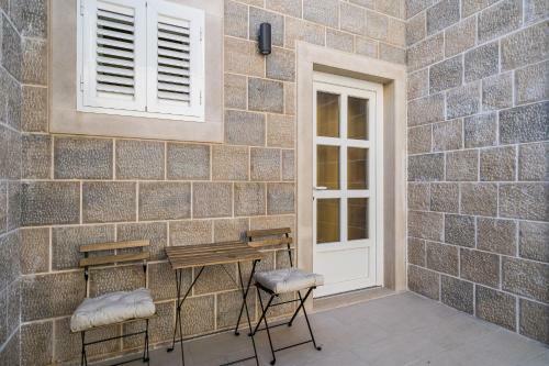 Hostal Residence & Pool Villa Schwarz Suites