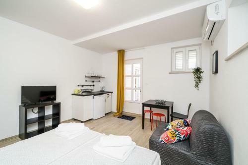 Hostal Residence & Pool Villa Schwarz Suites