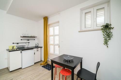 Hostal Residence & Pool Villa Schwarz Suites