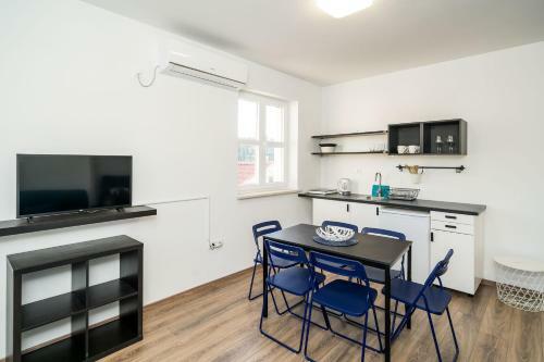 Hostal Residence & Pool Villa Schwarz Suites