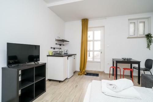 Hostal Residence & Pool Villa Schwarz Suites