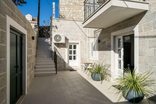 Hostal Residence & Pool Villa Schwarz Suites