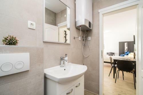 Hostal Residence & Pool Villa Schwarz Suites