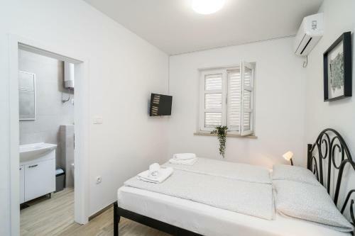 Hostal Residence & Pool Villa Schwarz Suites