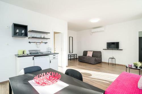 Hostal Residence & Pool Villa Schwarz Suites