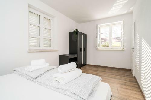 Hostal Residence & Pool Villa Schwarz Suites