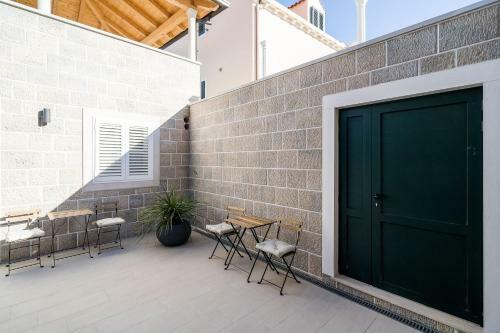 Hostal Residence & Pool Villa Schwarz Suites