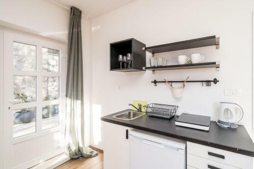 Hostal Residence & Pool Villa Schwarz Suites