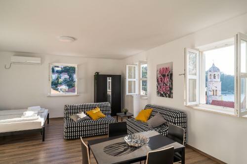 Hostal Residence & Pool Villa Schwarz Suites
