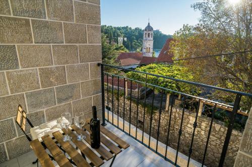 Hostal Residence & Pool Villa Schwarz Suites