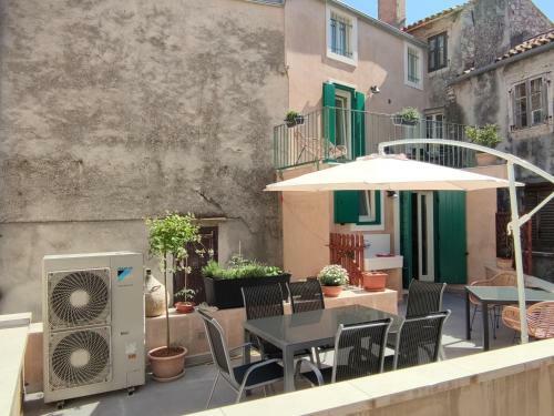 Hostal Luxury Apartment - Old Soul With A New Heart