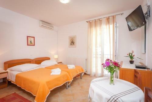 Hostal Apartments And Rooms Led-near Sea