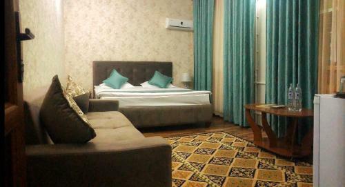 Rich Hotel