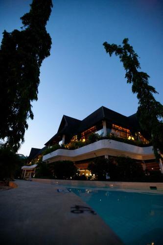 Travellers Beach Hotel