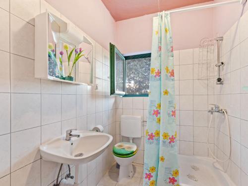Simplistic Apartment In Petr?ane With Terrace