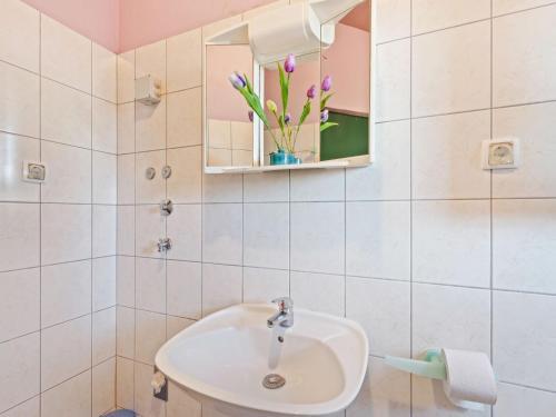 Simplistic Apartment In Petr?ane With Terrace